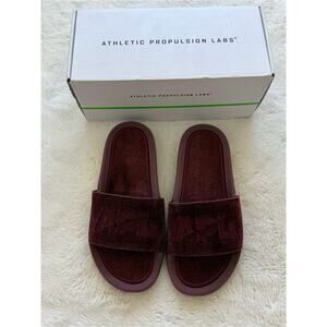 NEW!!! A.P.L women’s techloom velvet burgundy slides size 6 US Retail 130$